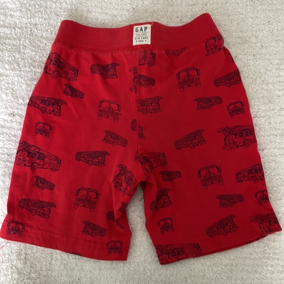 💙5/$25💙 GAP Firetruck shorts - Picture 2 of 3